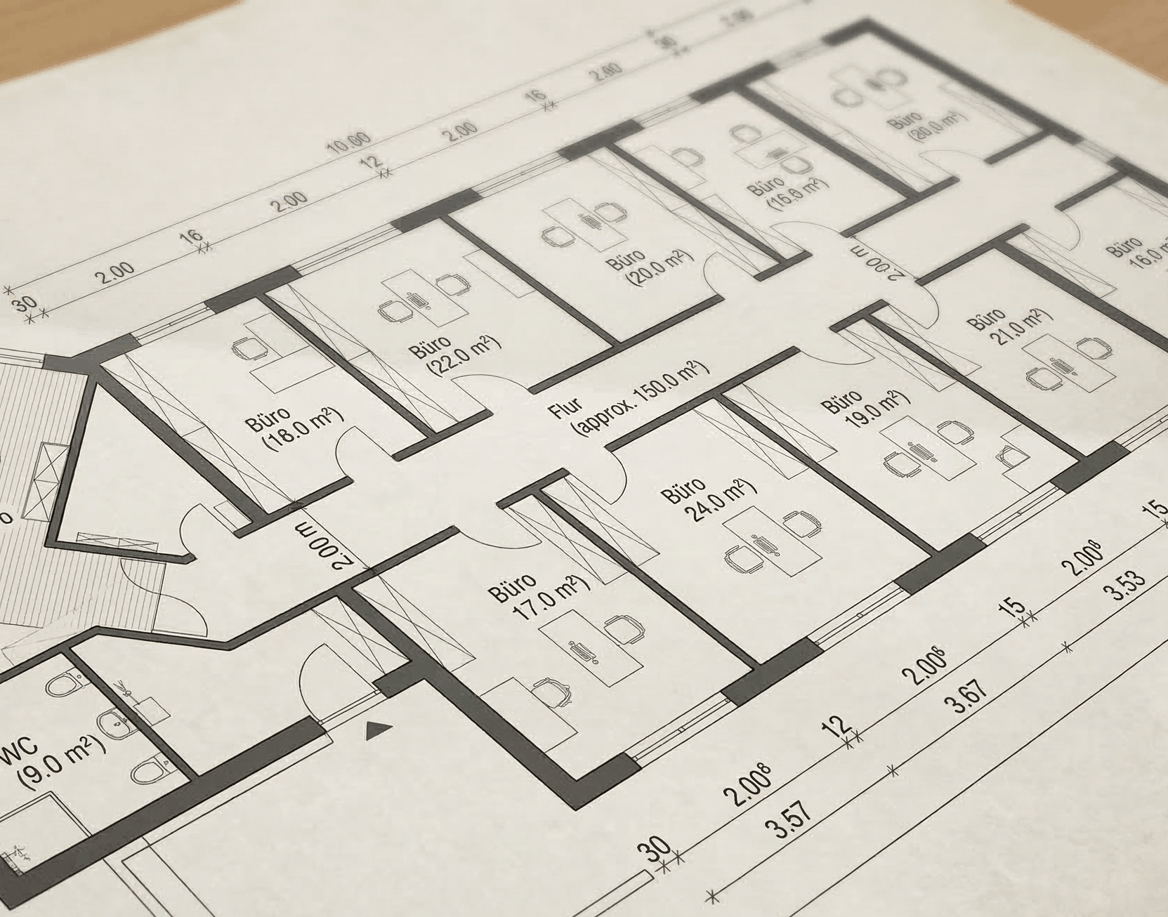 Professioneller 2D-Grundriss einer Gewerbeimmobilie. Die detaillierte Architekturzeichnung zeigt die Raumaufteilung einer weitläufigen Bürofläche mit mehreren Einzelbüros, einem zentralen Flur und Sanitäranlagen inklusive exakter Quadratmeterangaben und eingezeichneten Arbeitsplätzen. Eine ideale grafische Vorlage für die Immobilienvermarktung von Bürogebäuden oder als Basis für eine spätere 3D-Visualisierung.